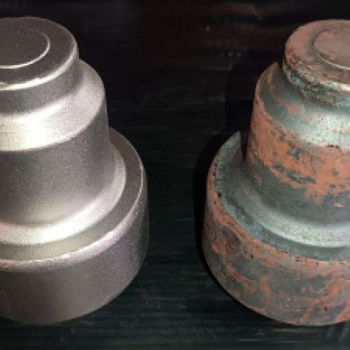 Imagen de pieza metálica limpia a la izquierda  y la misma sin tratar a la derecha