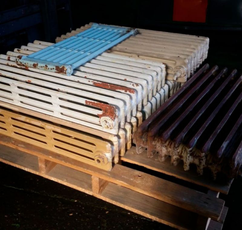 Imagen de radiadores metálicos viejos y oxidados