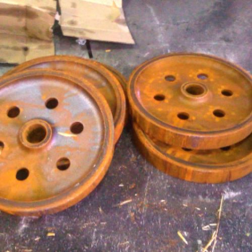 Imagen de varios discos metálicos oxidados